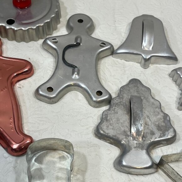 VTG 8 Various Biscuit Cookie Cutters Metal Gingerbread Man Stars Bell Tree Boot - Picture 6 of 12